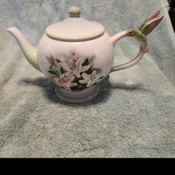 Beautiful teapot by Lena Liu...hummingbird theme...no chips...buy it for $25.00

PICK UP IS IN NORTH CHESTERFIELD OFF JESSUP ROAD 

