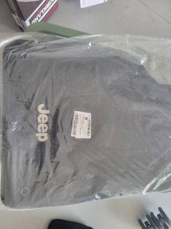 OEM Jeep Floor Mats 1UB86DX9AC Set LHD Black brand new in package