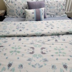Queen Bed  Size  Comforter ($30)