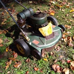 1939. GOODALL  LAWNMOWER. LAWSON  ENGINE. STARTS & RUNS  ON SECOND PULL  VERY  COOL MOWER 