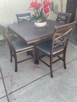 Comedor alto de 4 sillas