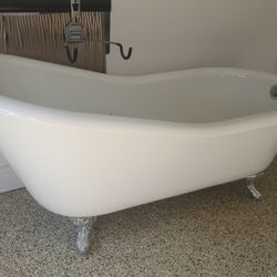 Clawfoot Bathtub With Fixture