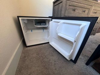 Mini Fridge – Great Condition