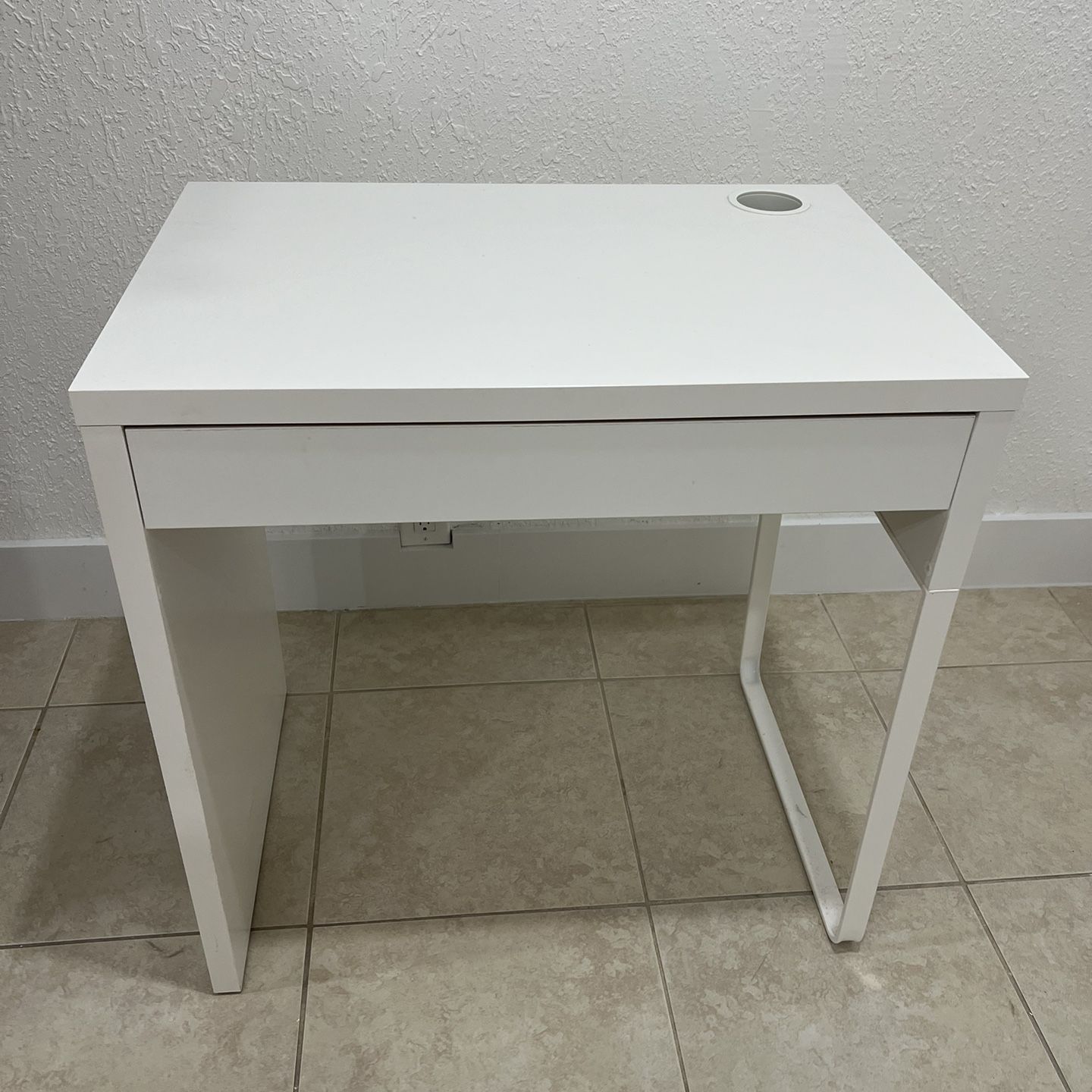 Computer Desktop/ Makeup Table