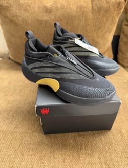 Basketball shoes