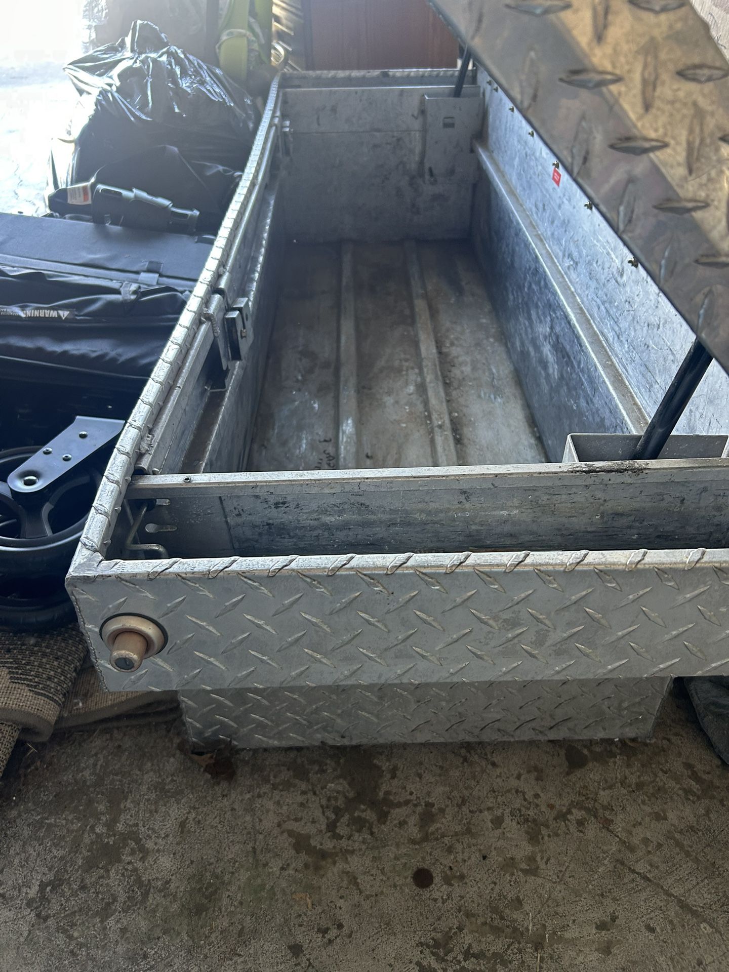 Truck tool box