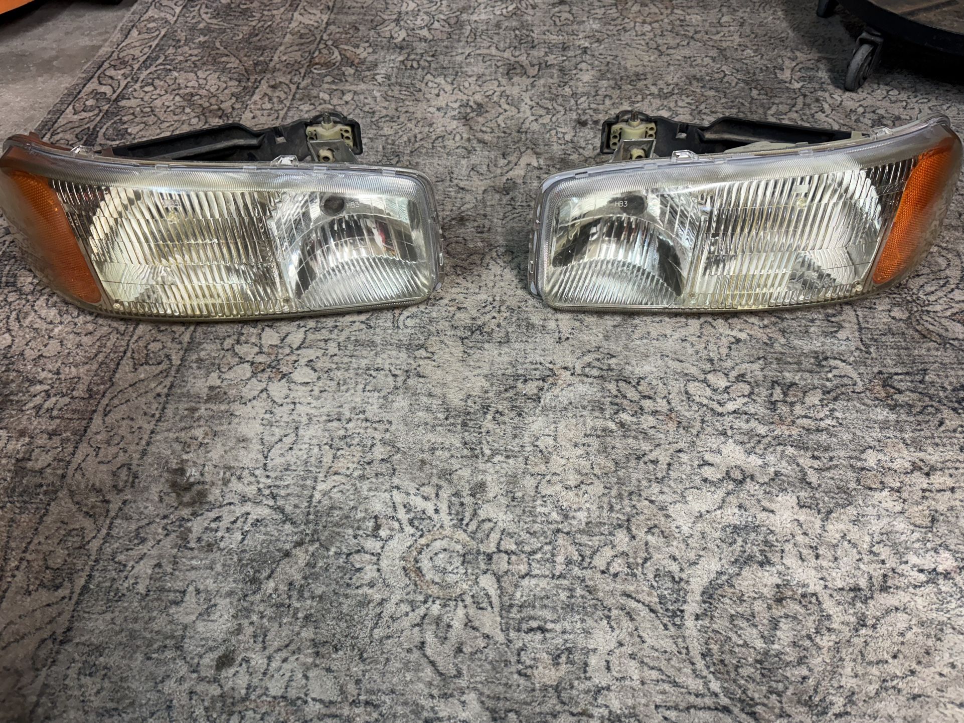 2006 gmc headlights one