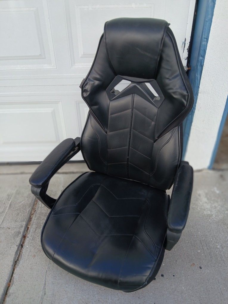 FREE FREE GAMING CHAIR NEEDS BOTTOM LEGS/WHEELS