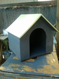 New medium wood dog house