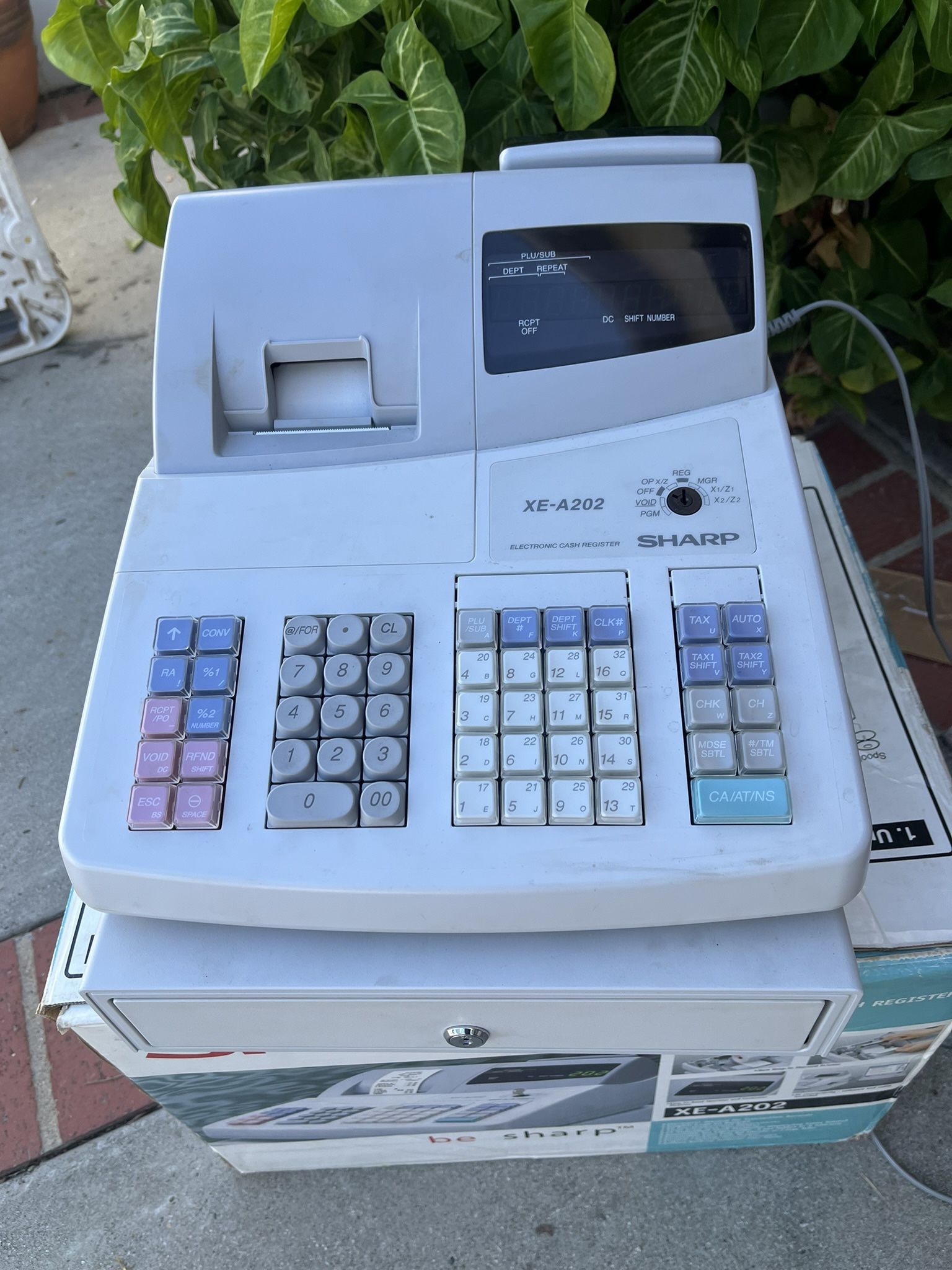 Cashier Machine , Electric, I Do Not Have The KEY and NEEDS Key To Open the Machine