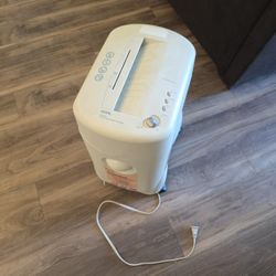 Royal Compact Home Paper Shredder 