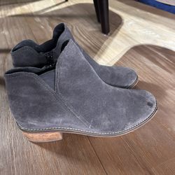 BLONDO women’s gray Suede waterproof round Toe bootie-Size 8.5