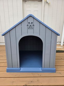 Outdoor dog house