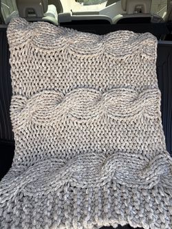Like New Pottery Barn Chunky Knit Throw