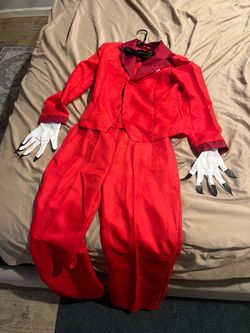 Adult costume size M but it stretches