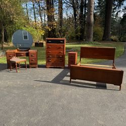 Beautiful Vintage 5 Piece Bedroom Set