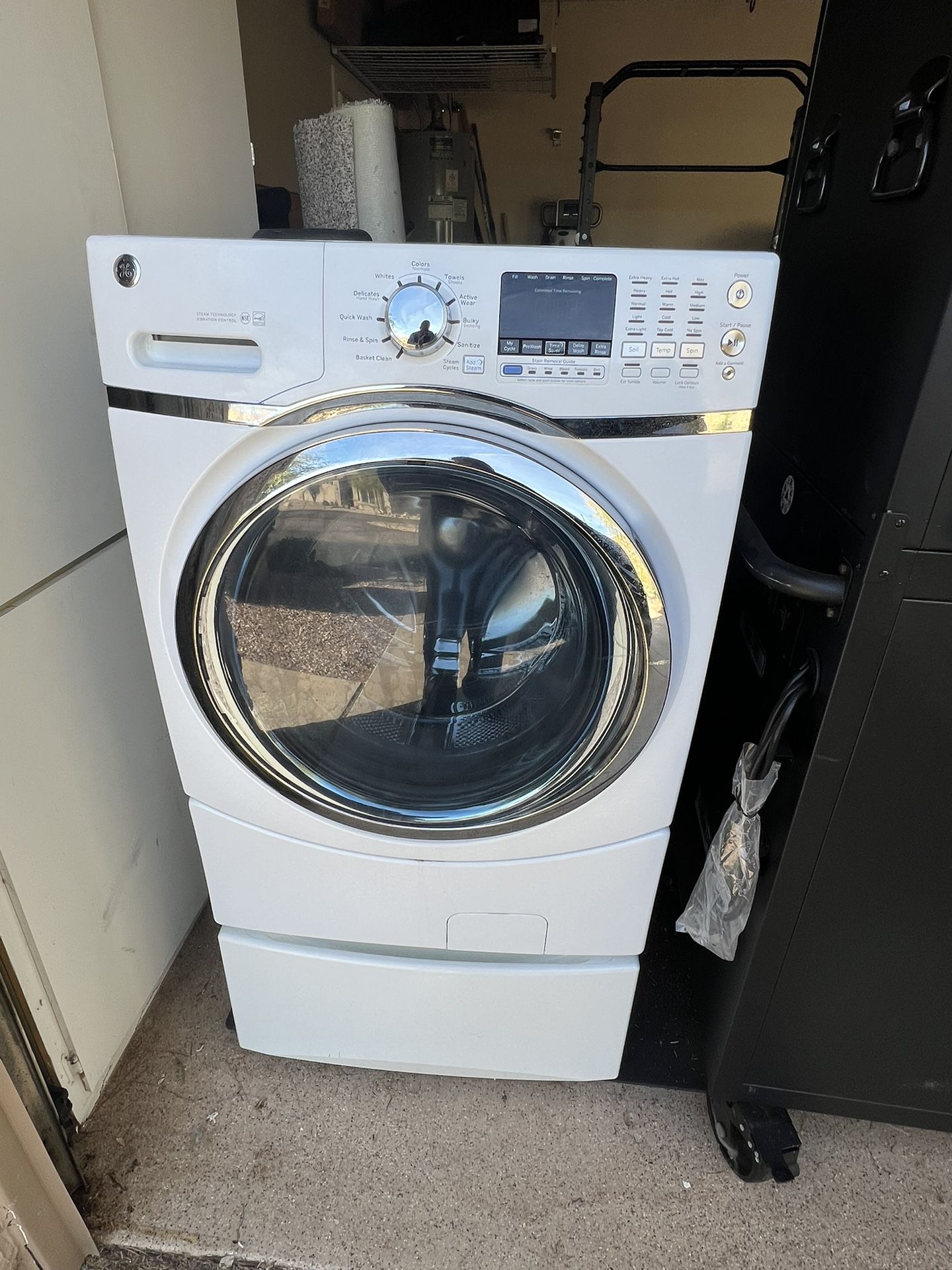 GE Washing Machine and Pedestal (white)