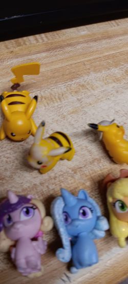 Buenos monitos  de Pikachu  y diferes monitos Personas Serias Okey Gracias