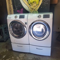 SAMSUNG WASHER AND ELECTRIC DRYER WITH PEDESTALS 