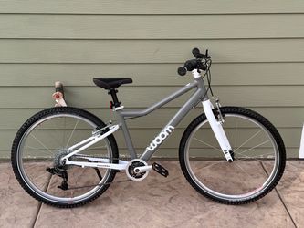 Woom 5 24 inch light weight aluminum kids bike its in great shape