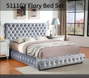 ❇️ Bed Queen Frame, Silver Color, Velvet Fabric, (No Including Mattress), New in the Box.