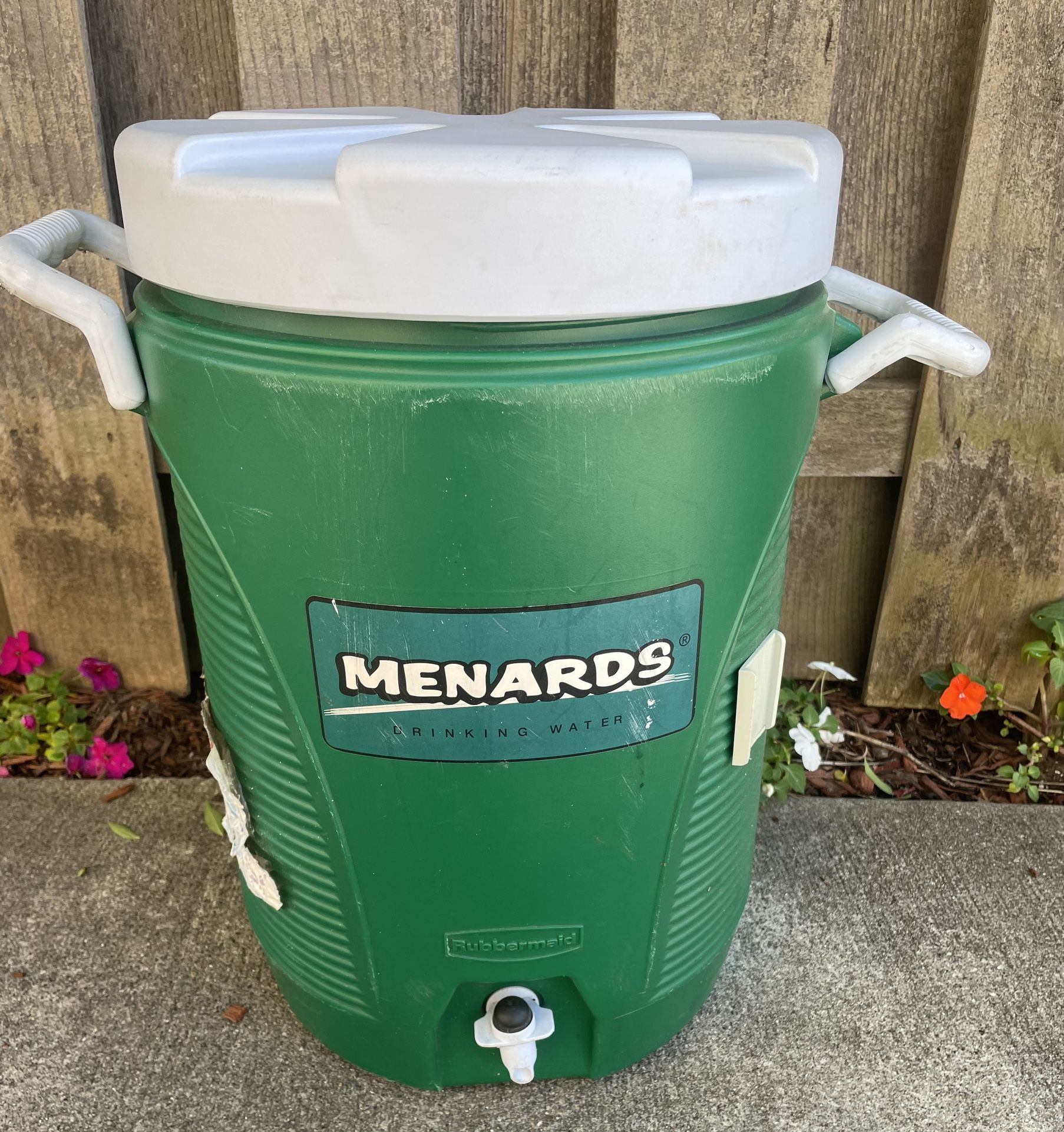 Rubbermaid Menards 5 Gallon Water Jug / Cooler With Spigot