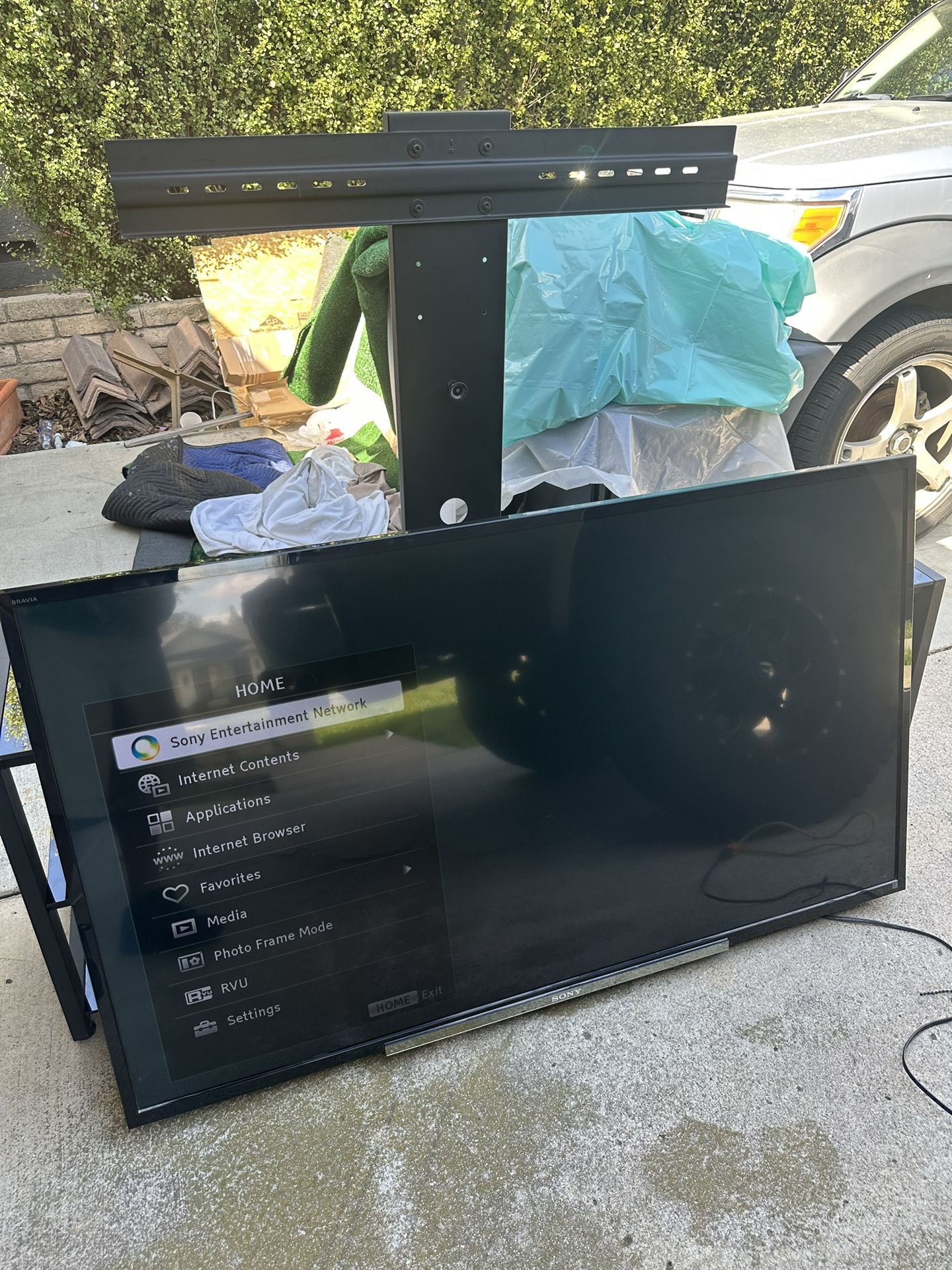Sony Bravia 60” Tv With Glass Tv Stand Smart Tv