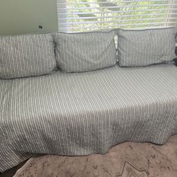 Day bed With Cover And Pillows