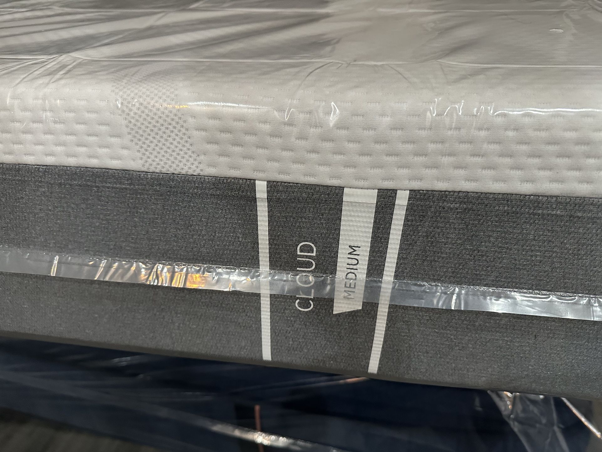 Cloud Tempur Pedic King Medium Mattress