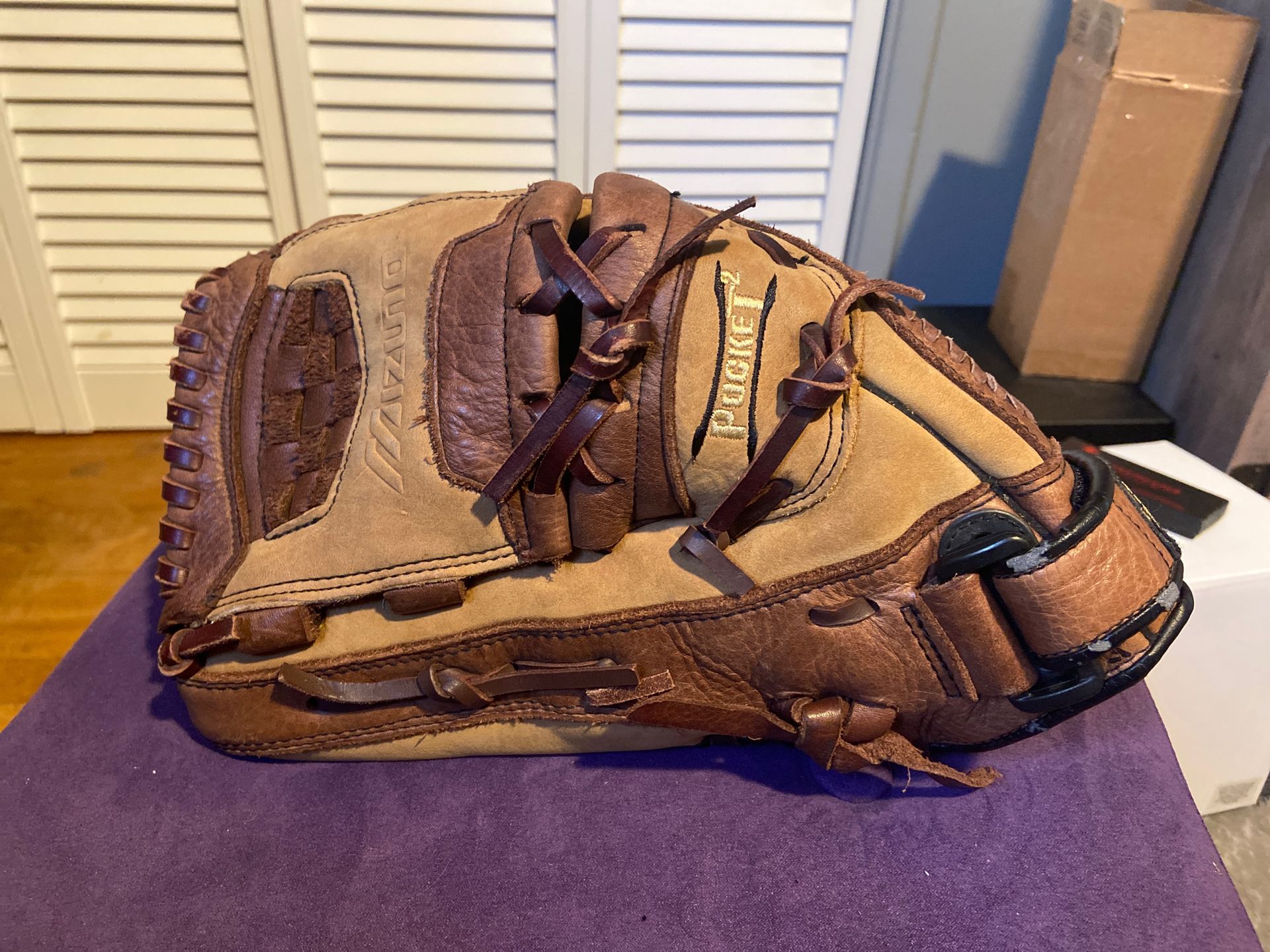 Mizuno Franchise LHT 14” softball glove