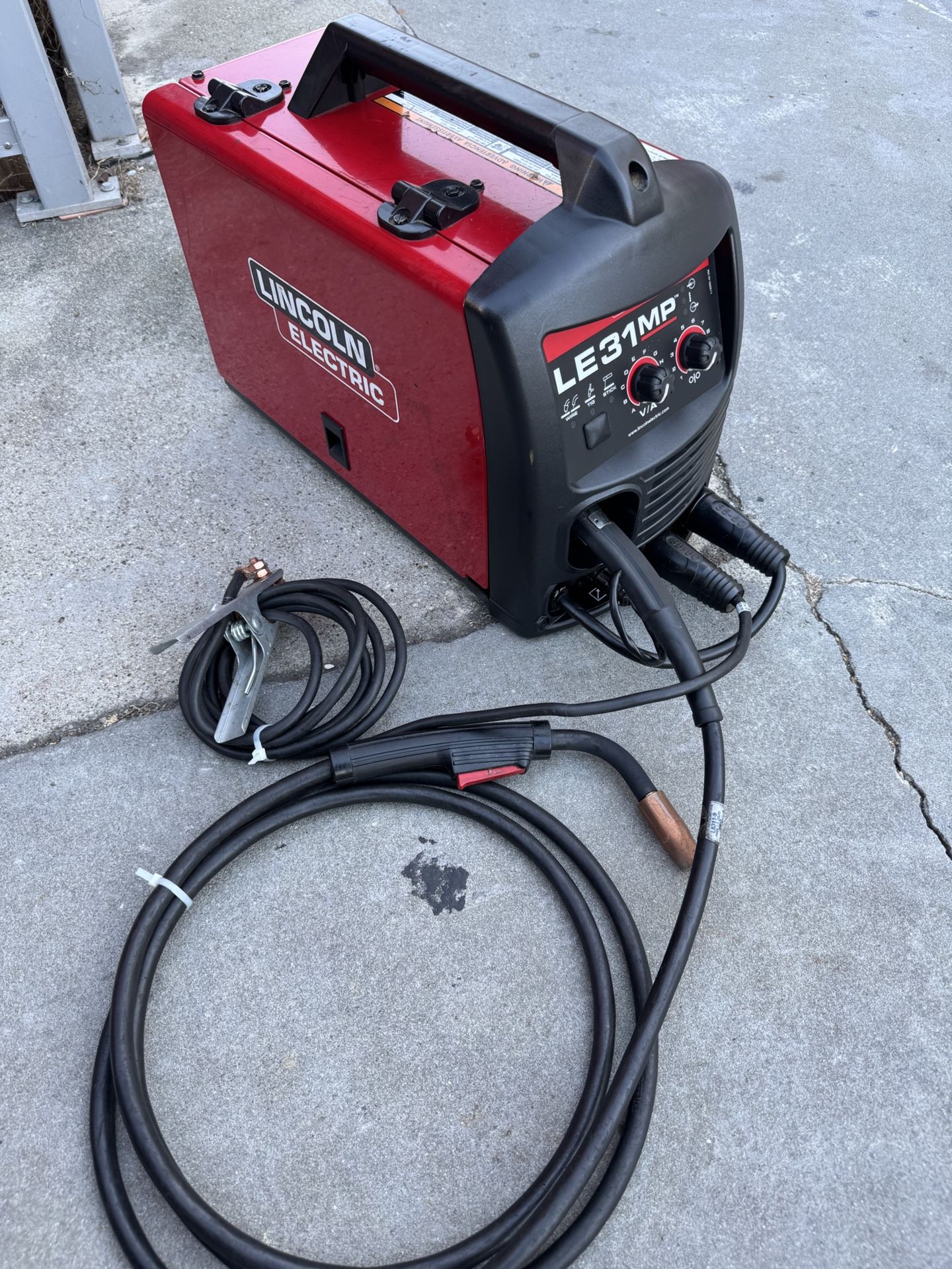 Lincoln LE31MP MULTIPROCESS WELDER MACHINE 120v Like New