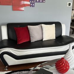 Immaculate Leather Couches:Stunning, Never-Used Collection In Pristine condition 