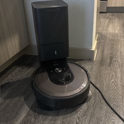 Rooms Self-Emptying Robot Vacuum W/ Clean Base And A Bag Of Replacement Tools