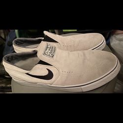EUC Mens Size 12 Nike Zoom Stefani Janowsky Slip On Suede Sneaker Casual Fashion Shoe athletic wear
