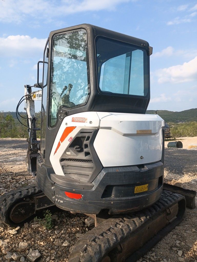 Bobcat Excavator 2016 Low Hours Good Running Condition E45