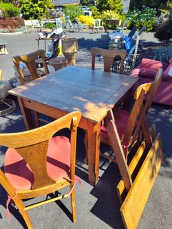 Oak table, 2 leaves that slide under table. 4 chairs