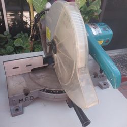 MAKITA METER SAW IN EXCELLENT CONDITION LIKE NEW