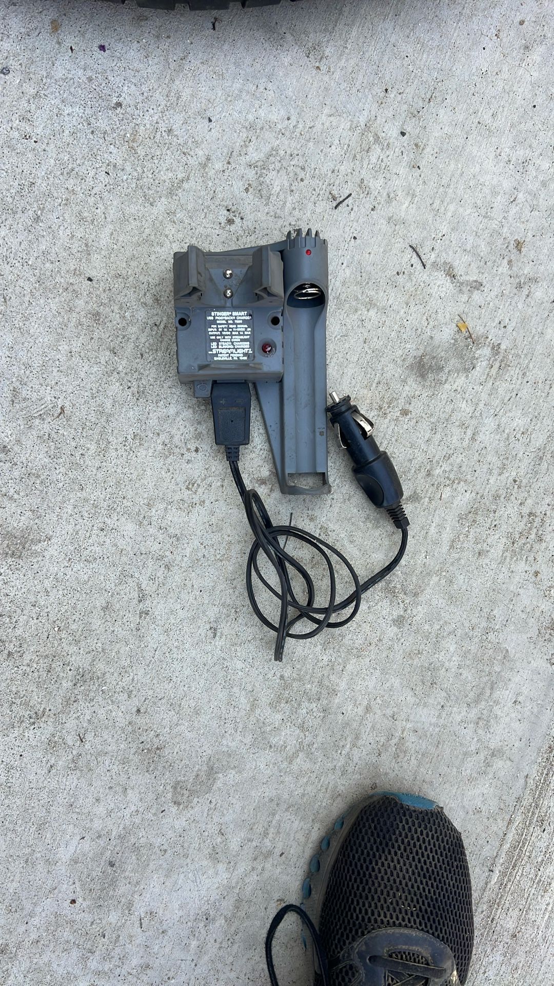 12 V stream light stinger charger