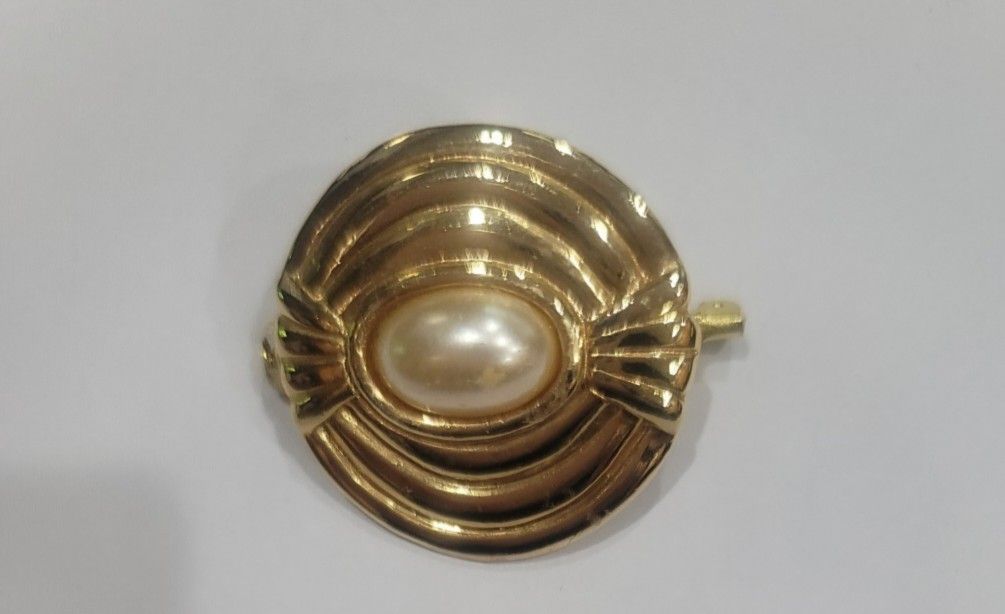 ESTATE FIND RARE VINTAGE LOOK PEARL CASUAL TO DRESS TO IMPRESS  BROOCH  PIN