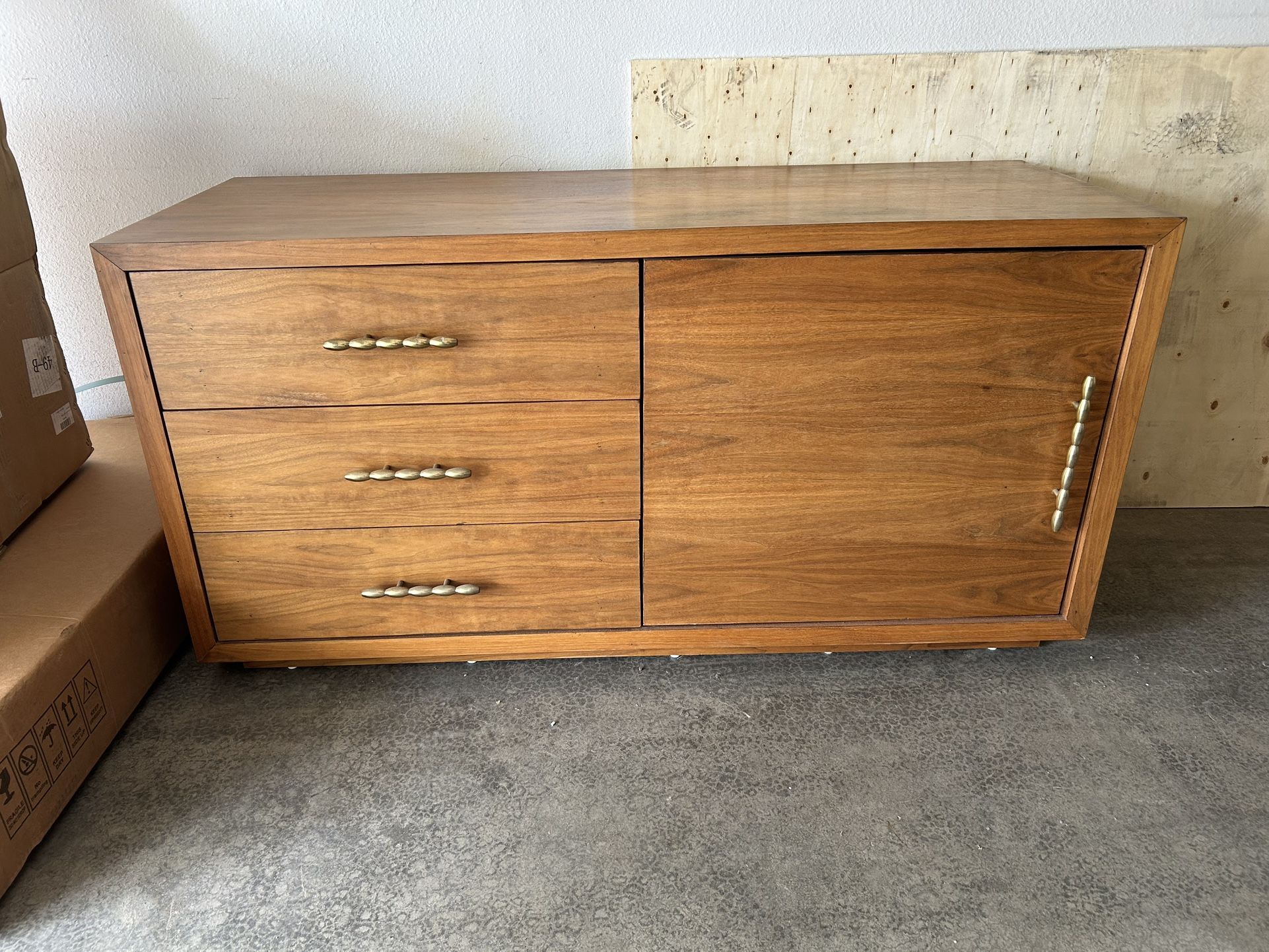 Credenzas/Dressers/Buffets/TV Stand/Media Console