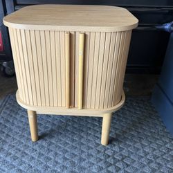 Set of 1 Fluted Nightstand with Sliding Doors