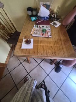 KITCHEN SET WITH 3 CHAIRS