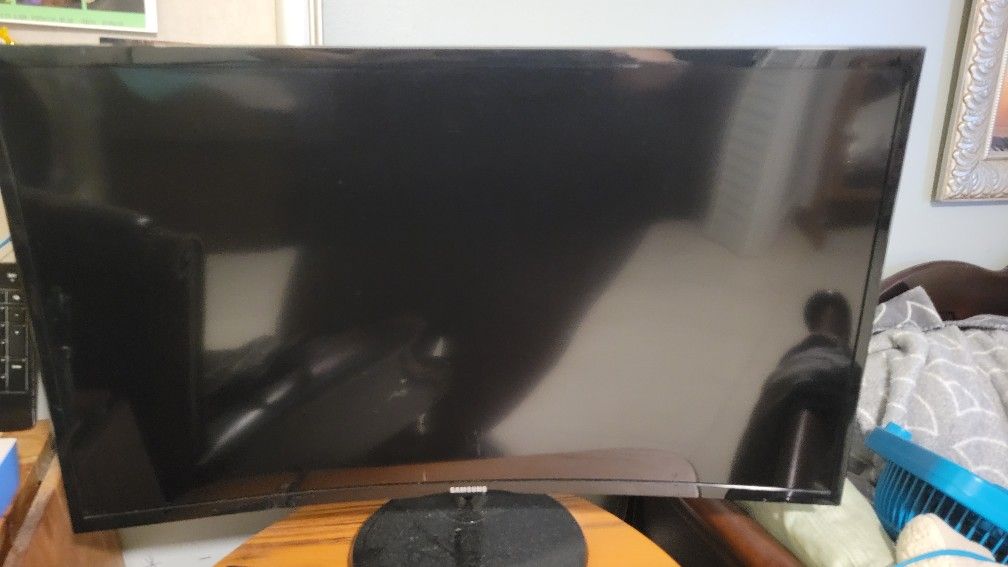 32" CURVED SAMSUNG HD MONITOR