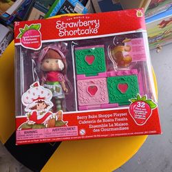 Strawberry Shortcake New Berry Bake Shop Playset