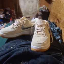 nike air force ones wmn size 7 gauva