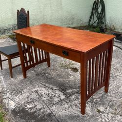 52 X 32 X 24 Wood desk w/ Drawers