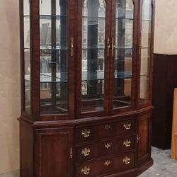 $600 Thomasville Furniture China Cabinet  Mahogany Color 