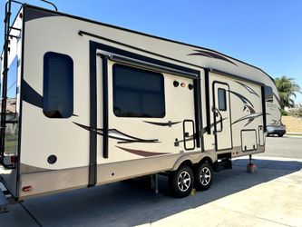 2018 Forrest River Rockwood
Signature Ultra Light 32' 5th
wheel.