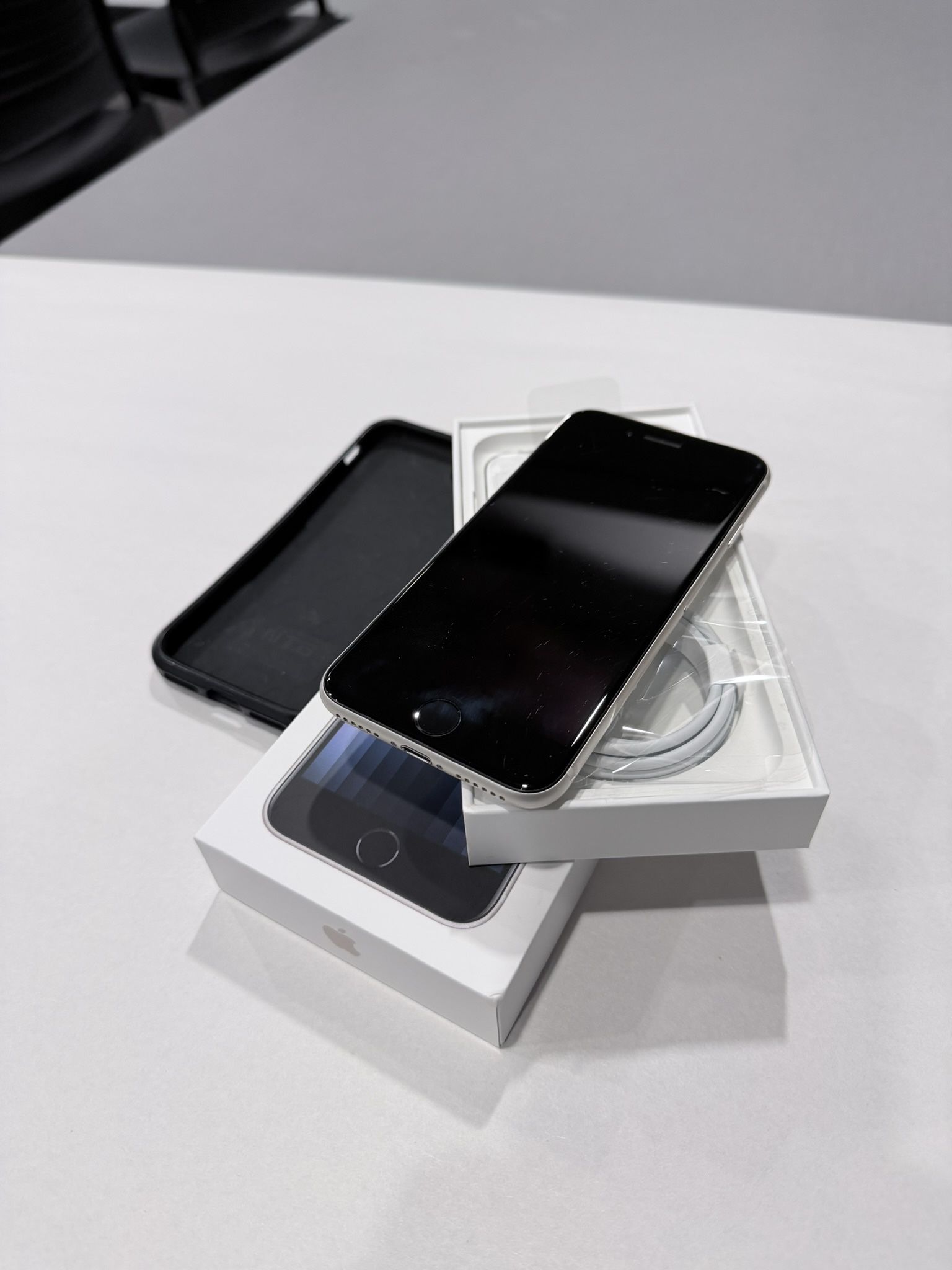 iPhone Se3 - AppleCare Original Box Unlocked