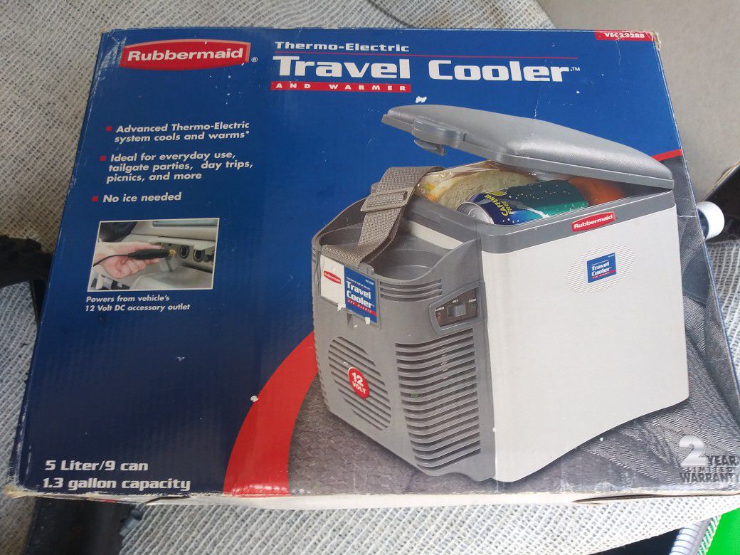 Rubbermaid thermoelectric cooler warmer 5liter or 9 can BRAND NEW